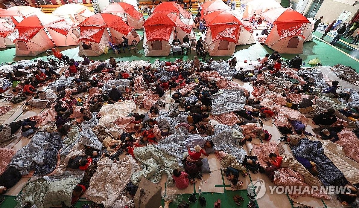 Người dân khu vực cháy rừng phải sơ tán đến các khu lánh nạn tập trung với điều kiện sinh hoạt vô cùng chật vật. Ảnh: Yonhap News