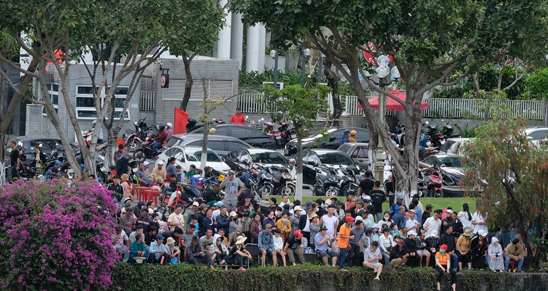 Người dân ngồi bên bờ sông Hàn cổ vũ các thuyền đua