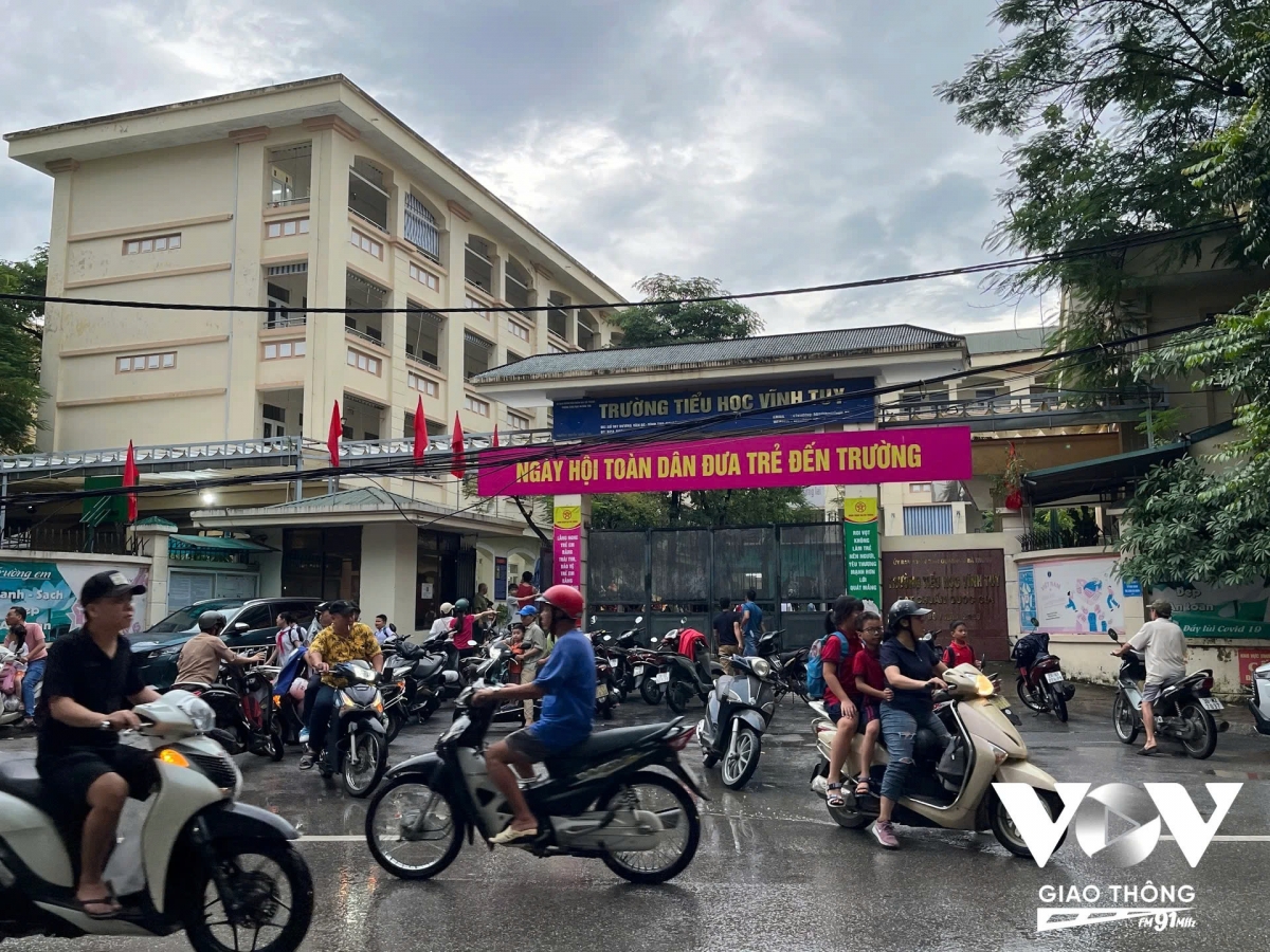 Những đứa trẻ đã quá quen với việc cha mẹ chúng "làm gương" trong việc vi phạm luật giao thông? Nên khi lớn lên, không hề ý thức được việc làm sai của mình?