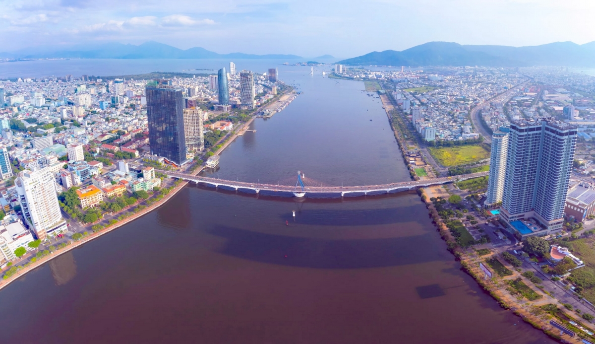 Những khu nhà chồ bên bờ Đông sông Hàn được thay thế bằng khu đô thị mới. Ảnh: Nguyễn Trình
