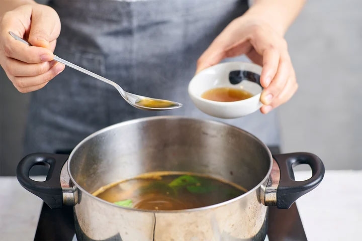 Bạn nên nêm nước mắm vào giai đoạn cuối của quá trình nấu ăn để giữ được hương vị đặc trưng của nước mắm (Ảnh: Buzzfeed)