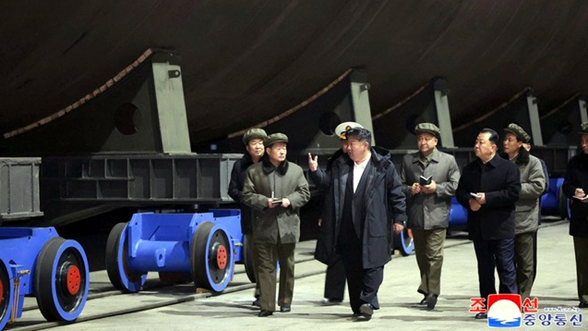 Nhà lãnh đạo Triều Tiên Kim Jong Un (hàng trước, giữa) đang thị sát một dự án đóng tàu tại một địa điểm không được tiết lộ tại Triều Tiên- Ảnh: AFP/KCNA