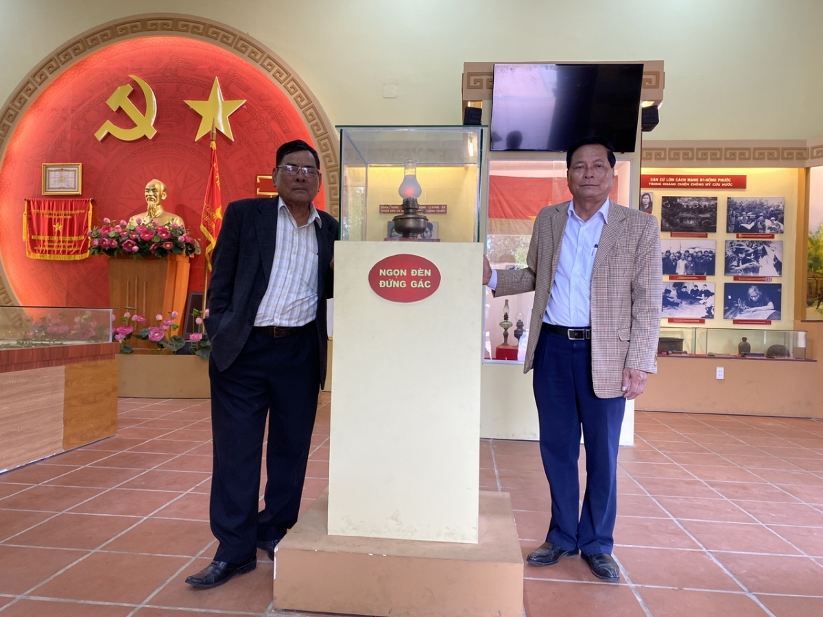 Ông Dương Thành Thị (phải) và ông Lê Bá Lai tại nhà tưởng niệm B1- Hồng Phước