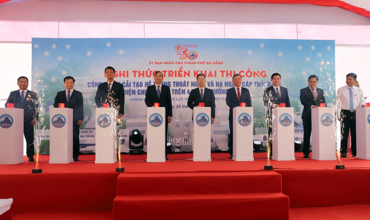 Ông Nguyễn Văn Quảng, Bí thư Thành ủy Đà Nẵng (đứng giữa) và các đại biểu thực hiện nghi thức ấn nút triển khai thi công dự án