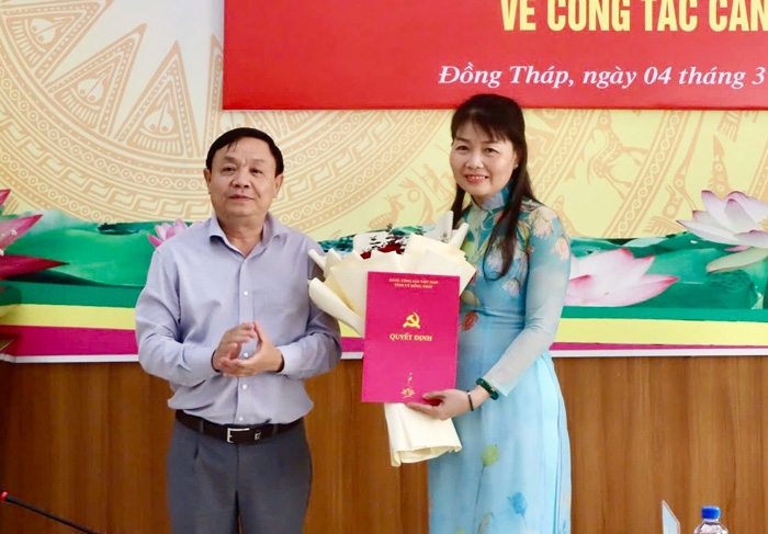 Ông Phan Văn Thắng trao quyết định và tặng hoa chúc mừng tân Bí thư Huyện ủy Cao Lãnh. (Ảnh: Việt Tiến)