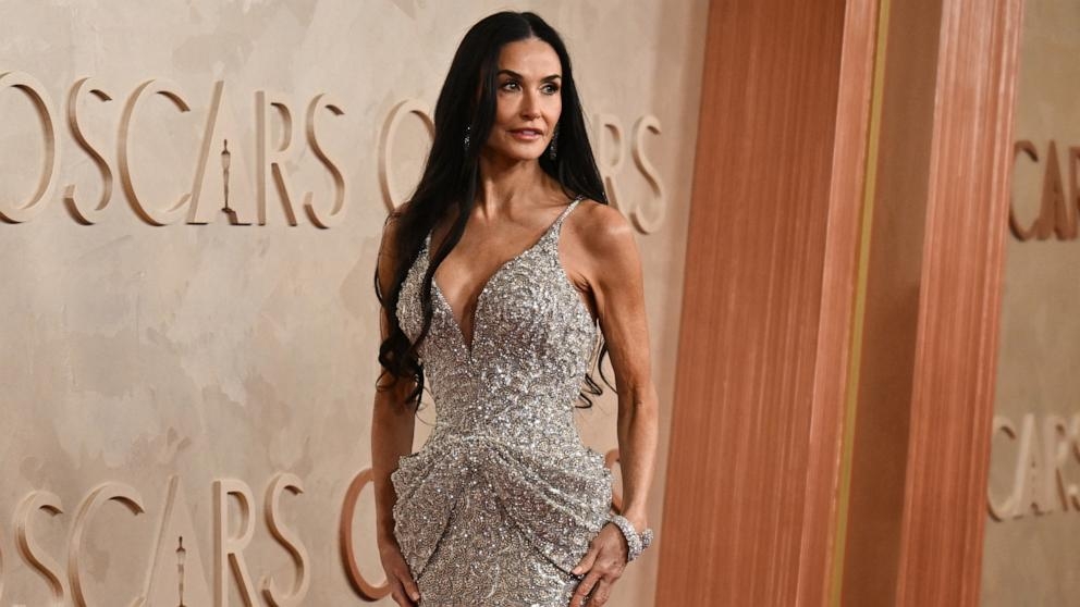 Demi Moore, người được đề cử giải Nữ diễn viên chính xuất sắc nhất cho bộ phim "The Substance", bước ra trong chiếc váy bạc lấp lánh.