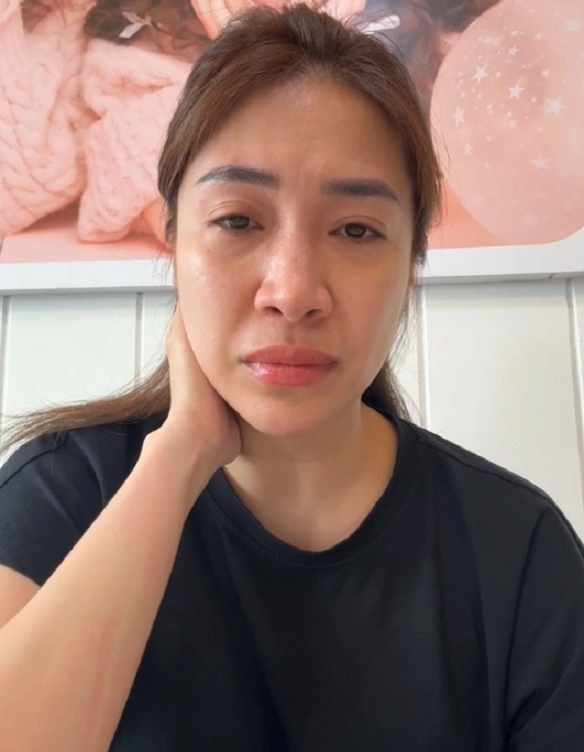 Sao Việt 19/3: Ca sĩ Pha Lê cho biết đang gặp vấn đề nghiêm trọng về sức khỏe thể chất lẫn tinh thần, buộc rao bán tiệm ăn vừa khai trương được một tháng. Dù đang điều trị bằng thuốc kết hợp châm cứu, cô thường xuyên cảm thấy lạnh, tay chân không có sức, cơ thể mệt mỏi.