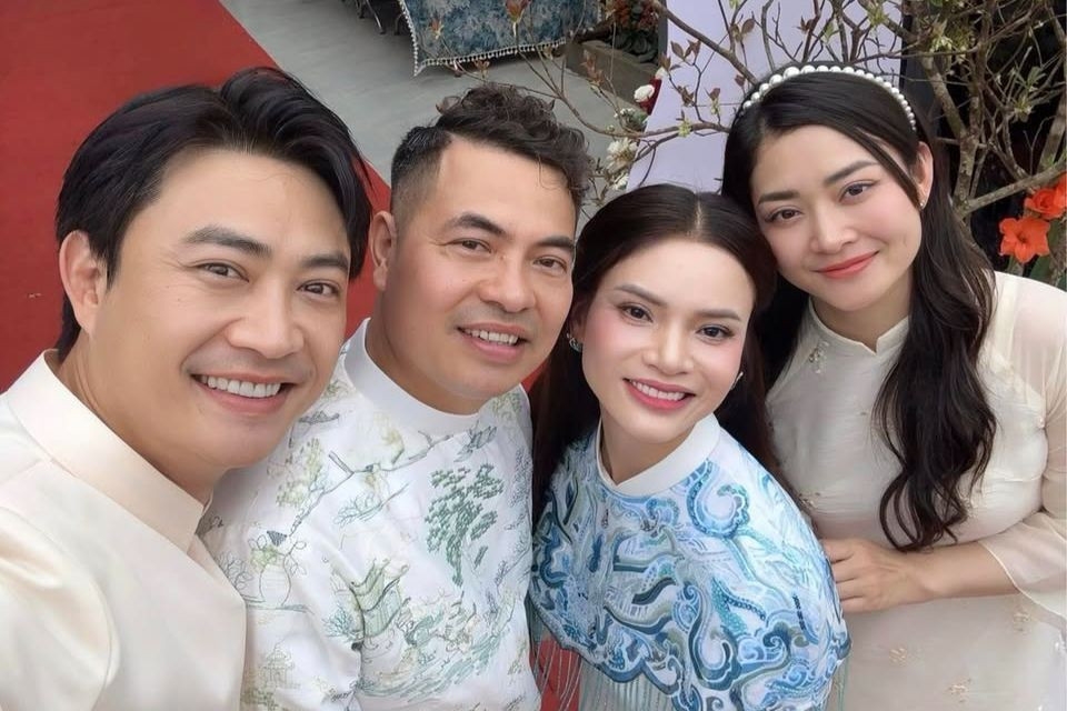NSND Phạm Phương Thảo tổ chức lễ ăn hỏi cùng bạn trai doanh nhân. Dù chưa công khai chuyện tình cảm trên truyền thông nhưng Phạm Phương Thảo thường đưa anh tới những chương trình nghệ thuật quan trọng hay các buổi gặp gỡ bạn bè nghệ sĩ thân thiết.