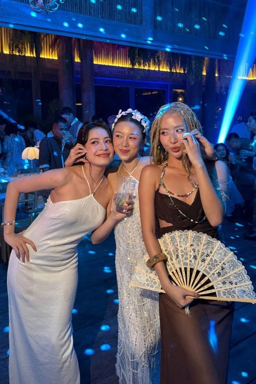 Ca sĩ Chi Pu và fashionista Quỳnh Anh Shyn tương tác thân mật trong đám cưới Salim, nối lại tình chị em sau 5 năm 'cạch mặt'.