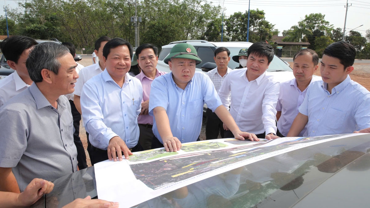 Đoàn công tác khảo sát thực địa việc thực hiện dự án tại điểm nút giao 2 dự án cao tốc (ảnh: BP)