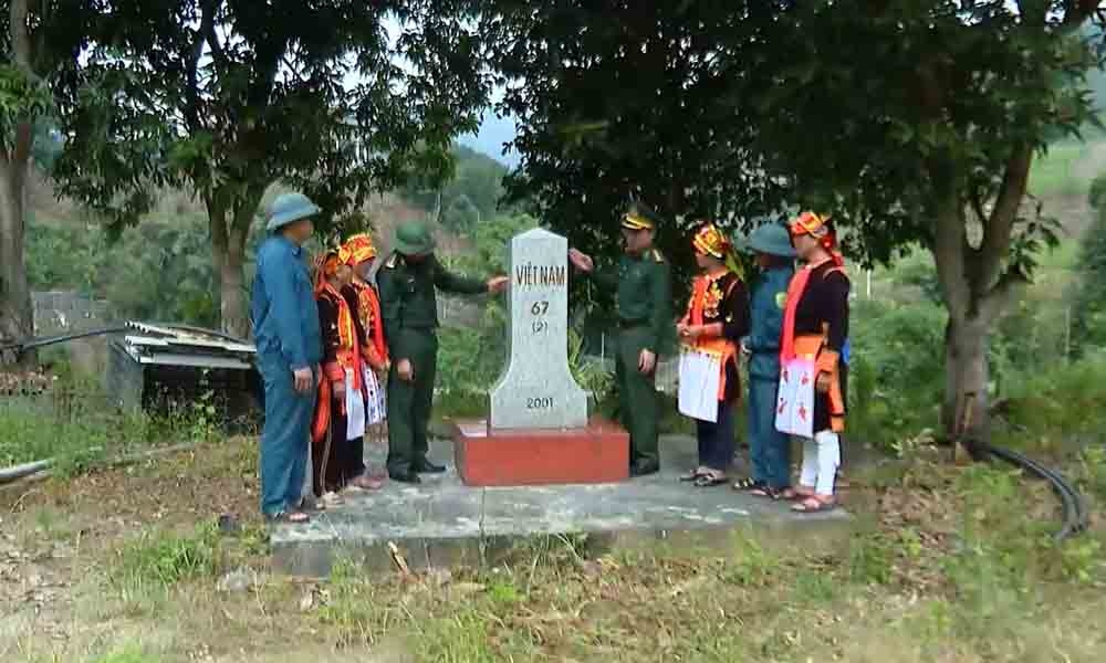 Quân - dân xã Ma Li Pho, huyện Phong Thổ bên cột mốc tại sân nhà người dân tại bản Hùng Pèng