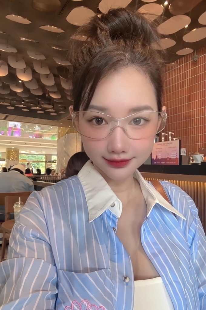 MC Quỳnh Chi dạo phố, ăn trưa tại nhà hàng. (Nguồn: FBNV)