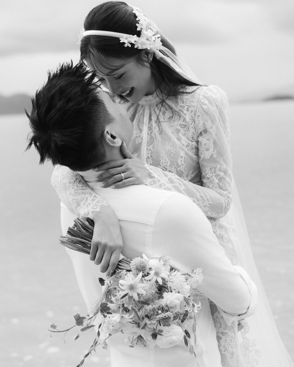 Trong ảnh, cô dâu Salim mặc bộ váy cưới trắng tinh khôi không giấu được ánh mắt rạng ngời hạnh phúc. Chú rể Hải Long giữ nét cười ấm áp, ánh mắt ngập tràn tình yêu thương dành cho người bạn đời của mình. Trải qua hơn một thập kỷ bên nhau, có đủ yêu thương, giận hờn rồi thấu hiểu và chia sẻ, Hải Long trở thành chỗ dựa vững chãi cho Salim đặt trọn vẹn niềm tin, tình yêu của mình.