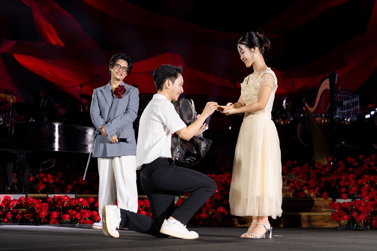 Các cặp đôi cầu hôn ngay trên sân khấu đêm nhạc của Hà Anh Tuấn