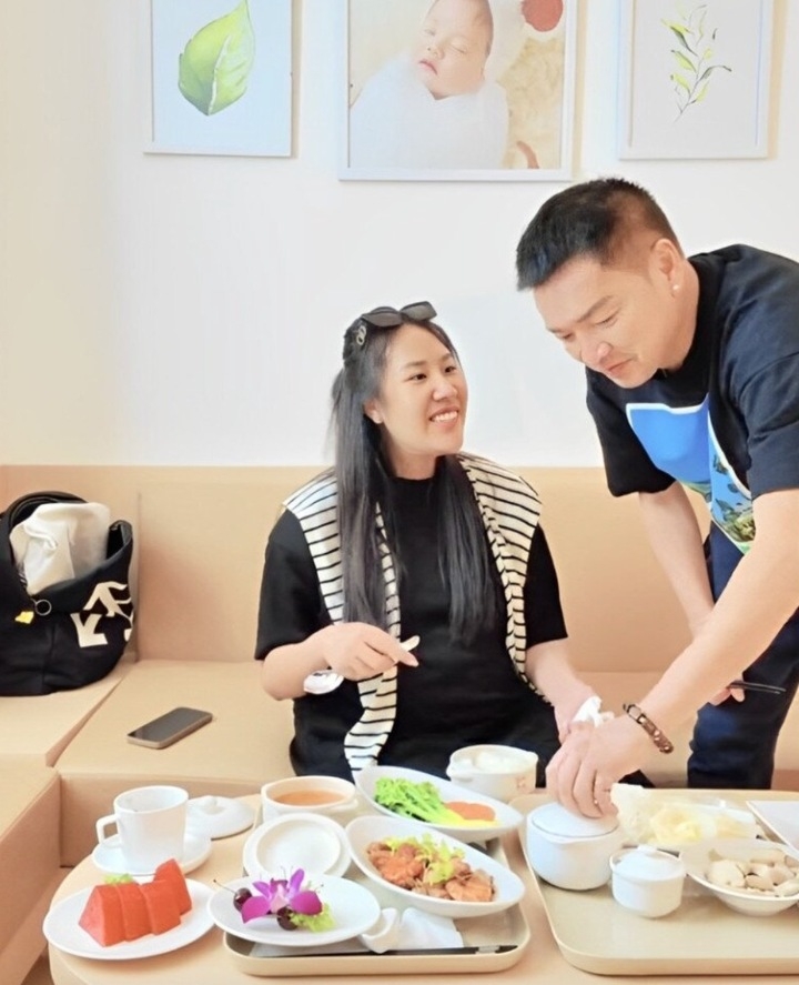 Nam diễn viên chăm sóc bạn gái chu đáo.