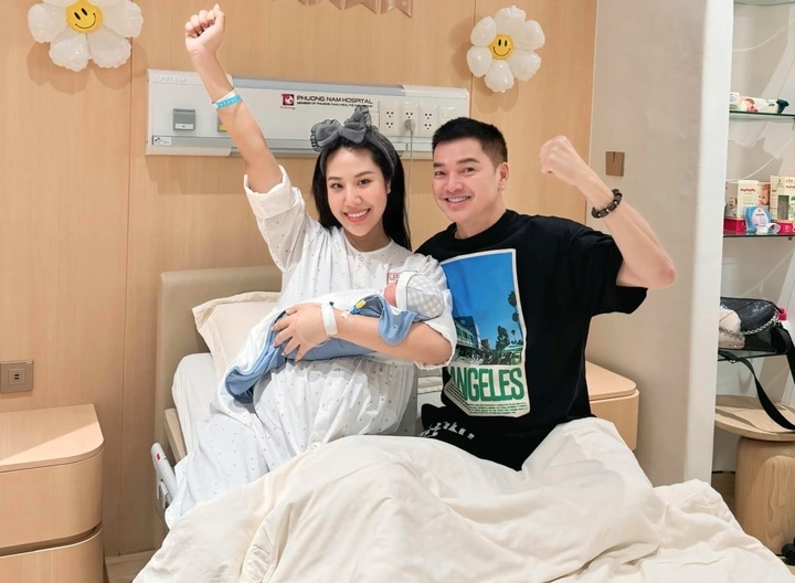 Quang Minh đón con trai đầu lòng ở tuổi 65.