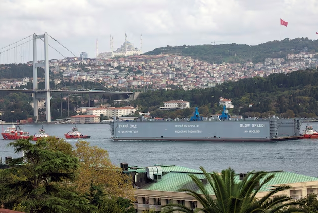 Tàu Nga đi qua khu vực Biển Đen. Ảnh: Reuters 