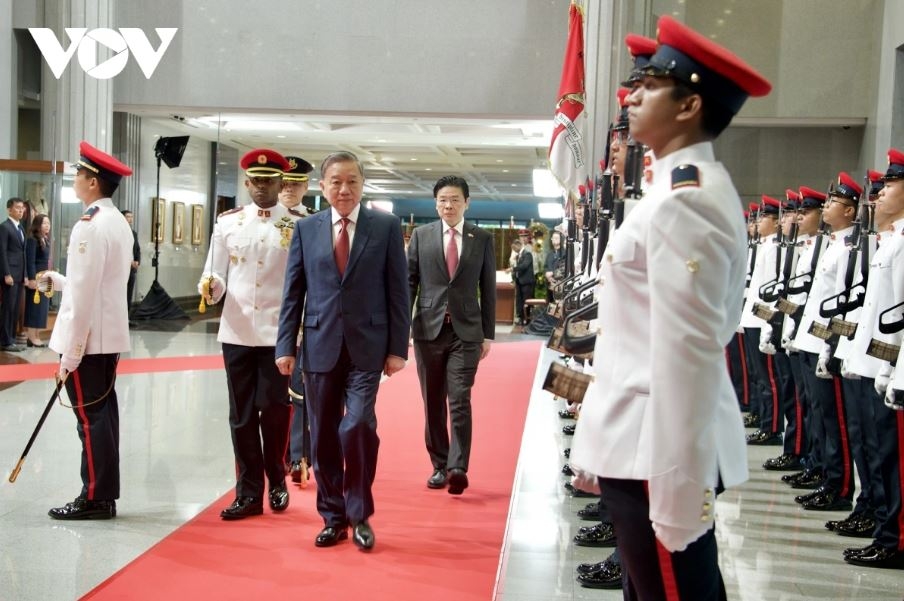 Tổng Bí thư Tô Lâm và Thủ tướng Lawrence Wong duyệt Đội Danh dự Singapore