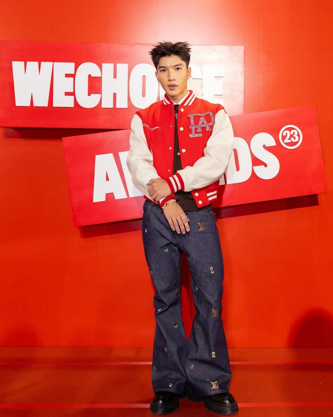 Thời trang streetwear của HIEUTHUHAI được nhiều khán giả trẻ yêu thích vì sự năng động, mới mẻ, phá cách. Nam rapper yêu thích áo sơ mi, áo jacket, quần denim, quần jeans hay giày đế bệt... Anh diện outfit đậm chất thời trang đường phố nhưng vẫn giữ được sự lịch lãm.