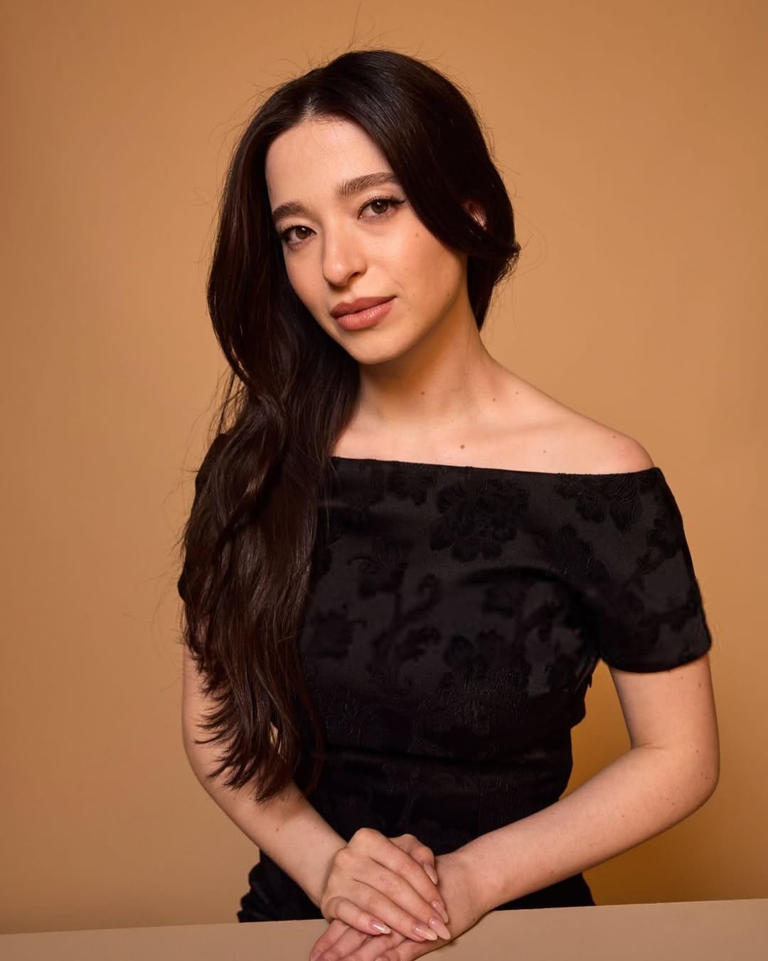 Mikey Madison sinh năm 1999, đến từ Thung lũng San Fernando, phía Tây Bắc trung tâm thành phố Los Angeles, California, Mỹ. Lớn lên trong gia đình có truyền thống cưỡi ngựa, cô được bà và mẹ huấn luyện cưỡi ngựa từ bé, với niềm tin trở thành người thi đấu chuyên nghiệp. Năm 14 tuổi, cô chuyển sang theo đuổi diễn xuất.