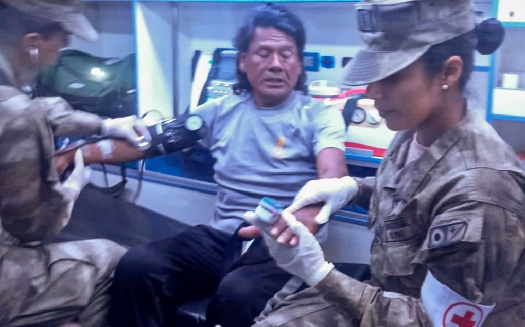 Maximo Napa được chăm sóc sức khỏe ở Paita (Ảnh: AFP)