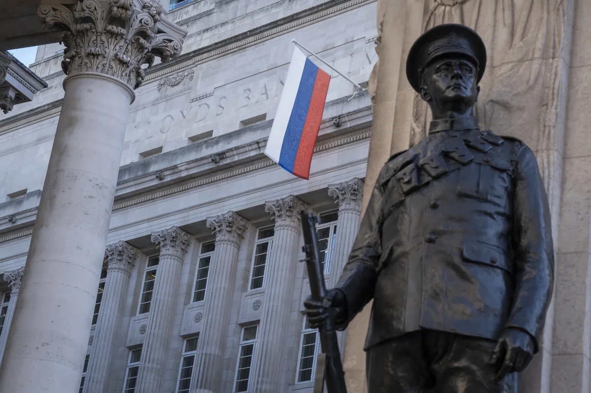 Quốc kỳ của Nga treo trên tòa nhà Ngân hàng đầu tư Nga ở London, Anh ngày 31/1/2022, thời điểm trước khi xung đột bùng phát. Ảnh: Getty
