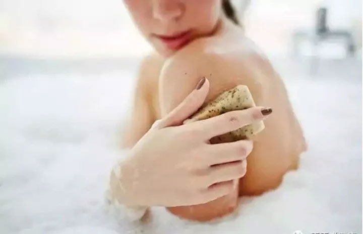 Tắm sáng và tắm tối đều có những lợi ích riêng (Ảnh: Sohu)