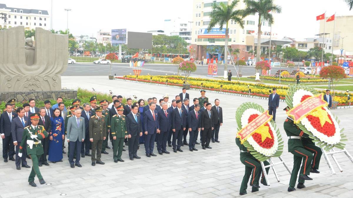 Tổng Bí thư Tô Lâm cùng các lãnh đạo Đảng, Nhà nước, lãnh đạo TP Đà Nẵng đến dâng hương, tưởng niệm các Anh hùng liệt sĩ tại Đài tưởng niệm thành phố Đà Nẵng. (Ảnh: Công an Đà Nẵng)