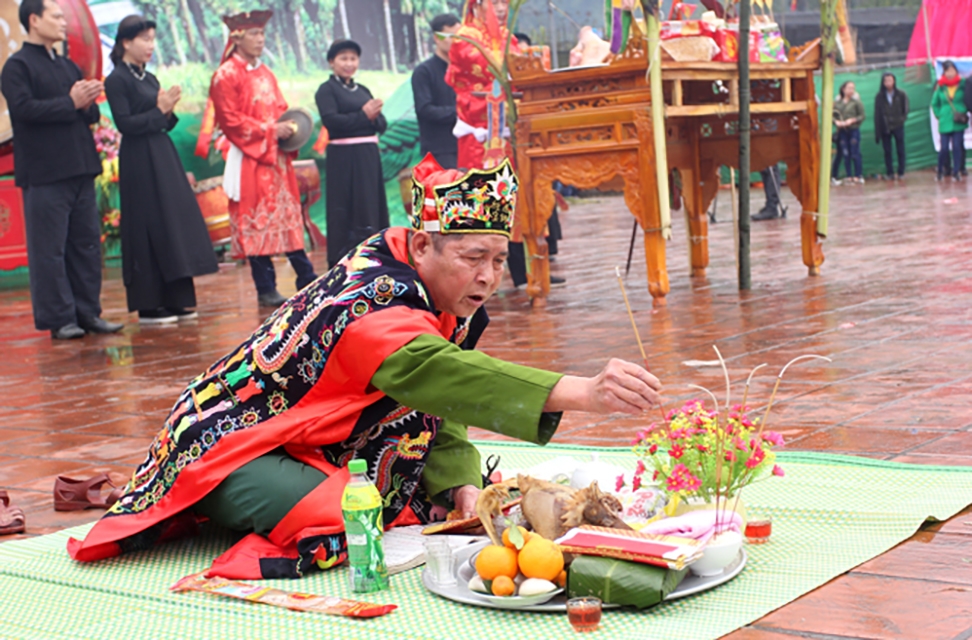 Thầy cúng tại Lễ cầu mùa