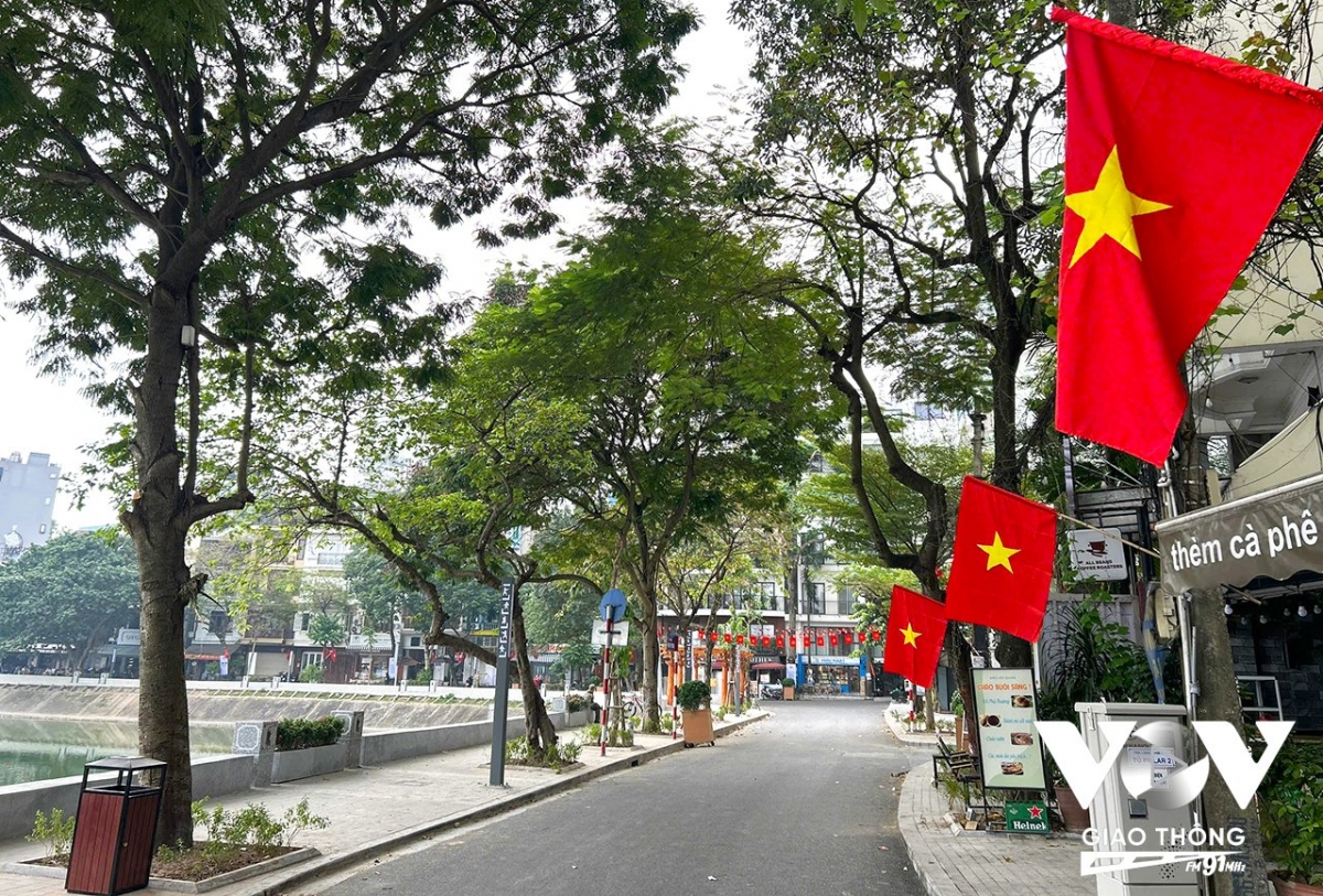 Mặc dù vào ngày cuối tuần, thế nhưng phố đi bộ hồ Ngọc Khánh vẫn vắng khách