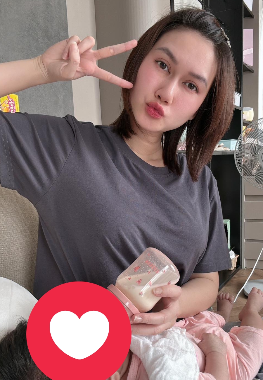 Mới đây, Hương Giang khoe ảnh đang chăm sóc con lên mạng xã hội, bên dưới bài đăng cô nàng nhận được nhiều lời khen về nhan sắc sau sinh nhưng cũng có tài khoản bình luận kém duyên: "Chưa cưới mà lại đẻ". Nữ diễn viên lập tức đáp trả: "Đúng rồi đó, vừa lòng bạn chưa".