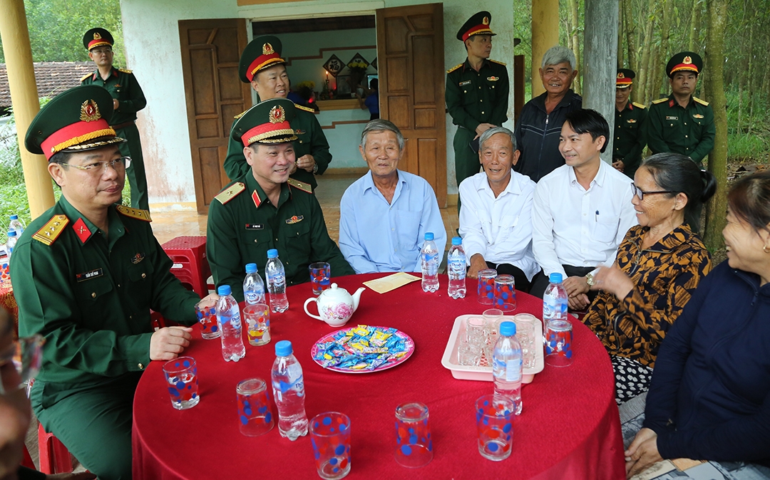 Thiếu tướng Lê Ngọc Hải, Tư lệnh Quân khu 5 (ngồi thứ 2 từ trái qua) trò chuyện cùng thân nhân đồng chí Nguyễn Hường