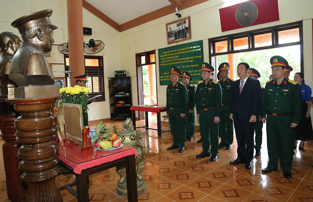Thiếu tướng Lê Ngọc Hải, Tư lệnh Quân khu 5 (hàng đầu, thứ 2 từ trái qua) và Đoàn công tác dâng hương tưởng nhớ Trung tướng Phạm Kiệt