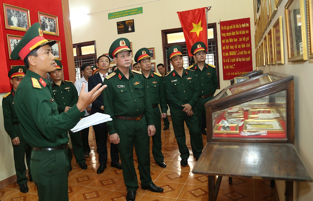 Thiếu tướng Lê Ngọc Hải, Tư lệnh Quân khu 5 (đứng giữa) và các đại biểu tham quan Nhà lưu niệm Trung tướng Phạm Kiệt