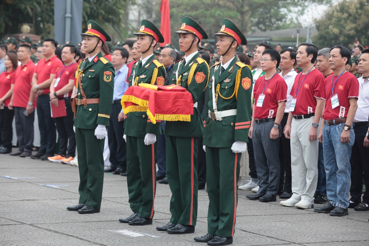 Lễ thượng cờ Tổ quốc diễn ra trong không khí trang nghiêm.