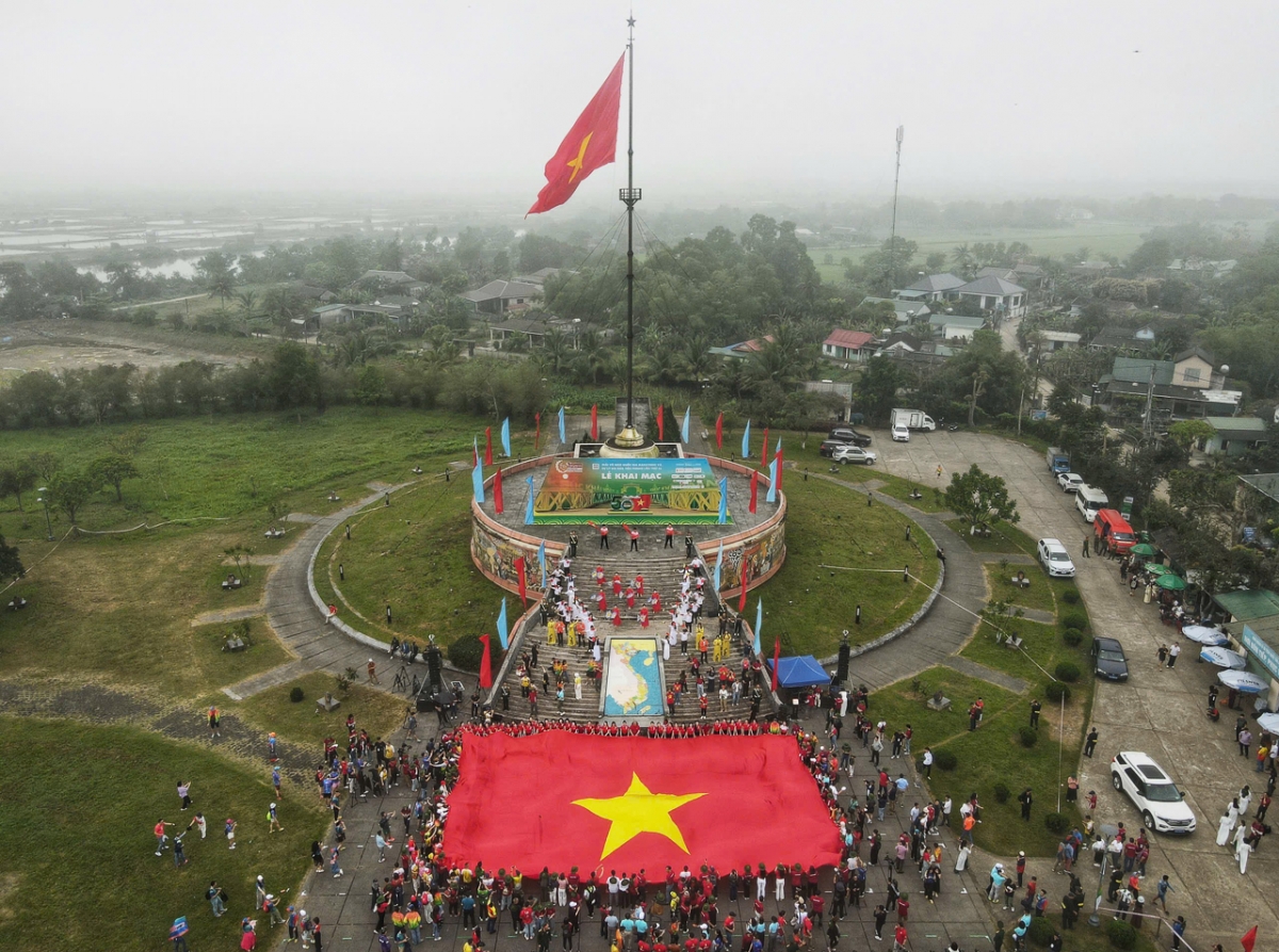 Lễ Thượng cờ Tổ quốc diễn ra tại Khu Di tích lịch sử quốc gia đặc biệt Đôi bờ Hiền Lương - Bến Hải.