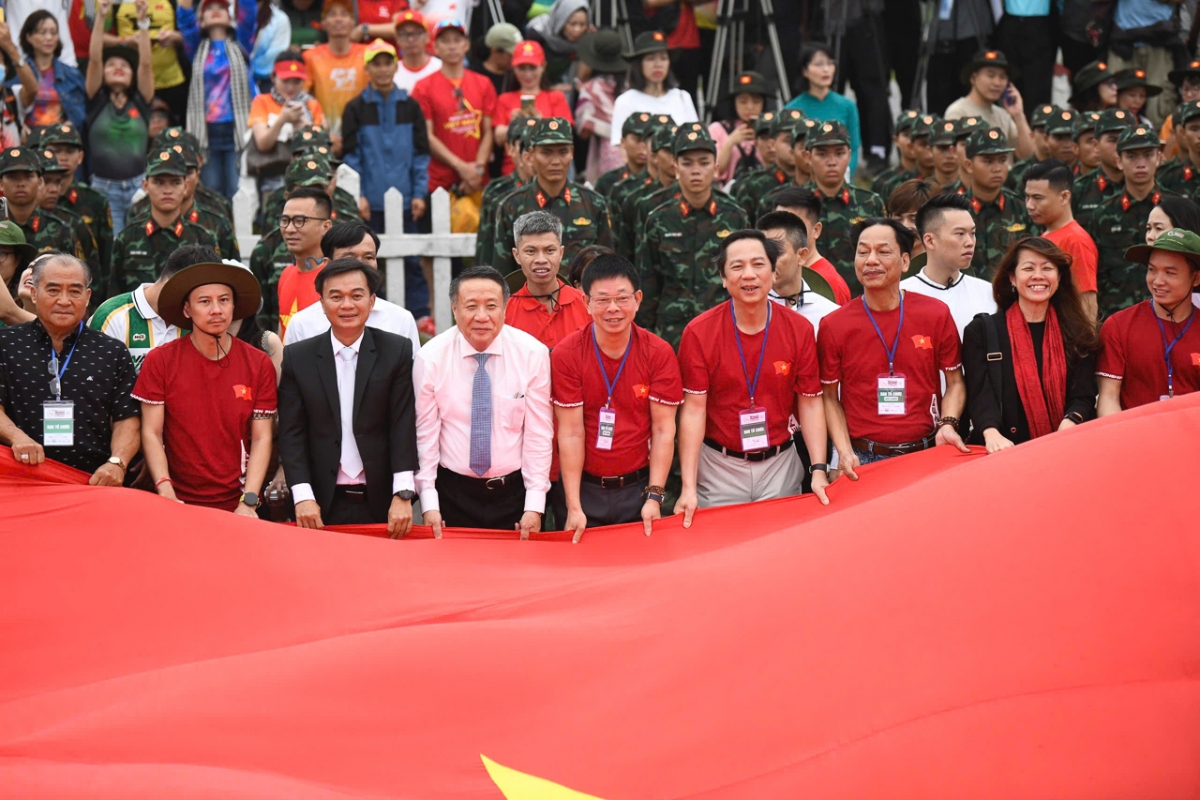 Ban tổ chức cùng các vận động viên cùng nhau trải lá Tổ quốc rộng 250m2
