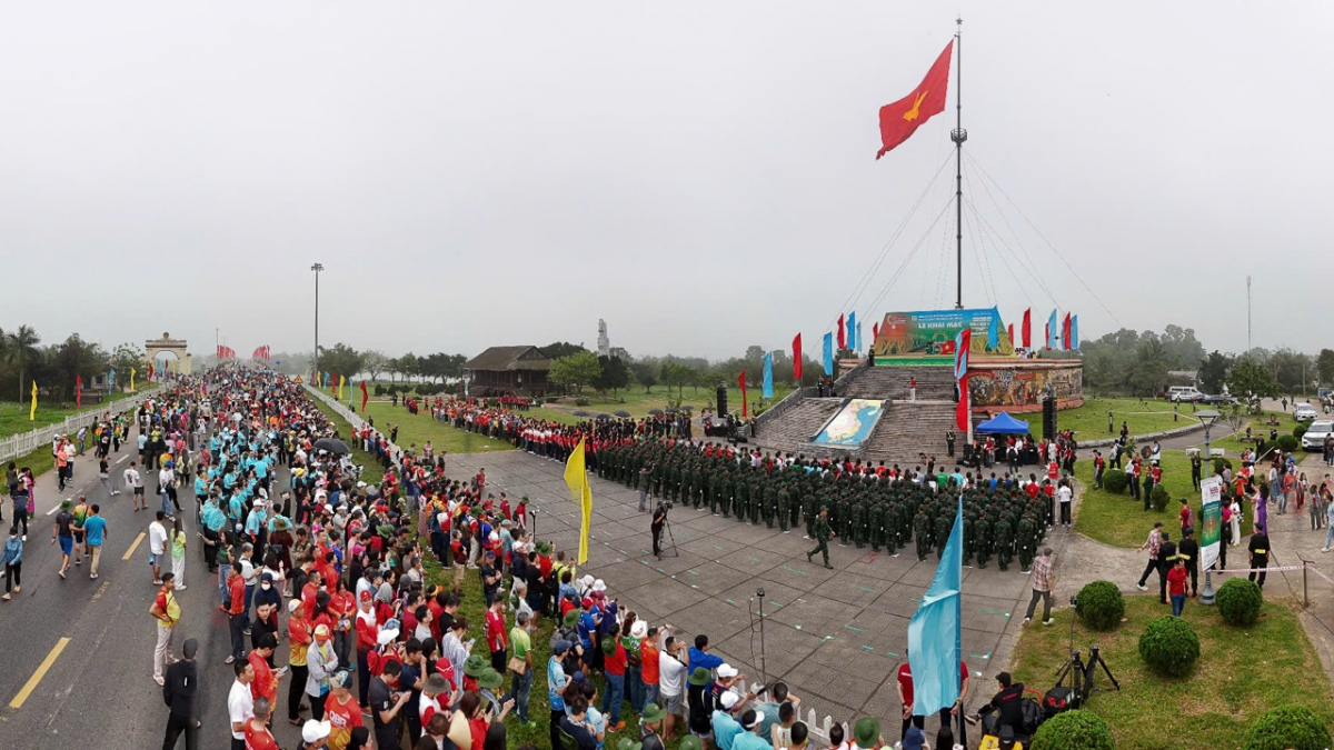 Lễ Thượng cờ Tổ quốc bên đôi bờ Hiền Lương - Bến Hải.