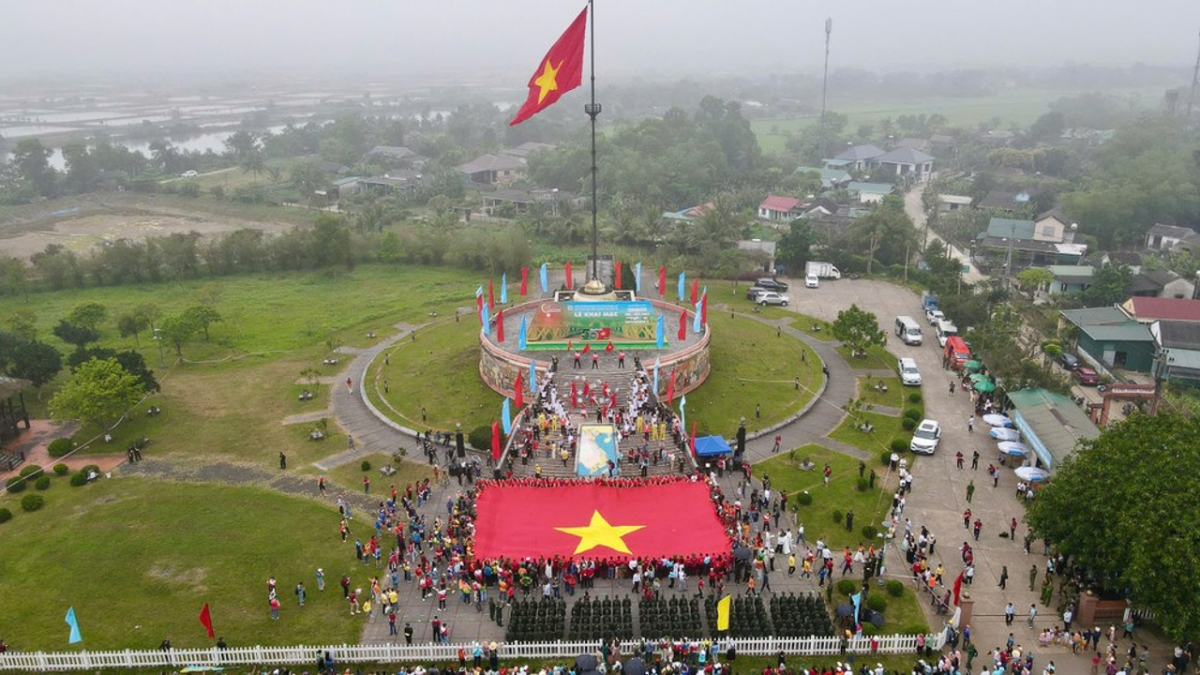 Lễ Thượng cờ Tổ quốc bên đôi bờ Hiền Lương - Bến Hải.