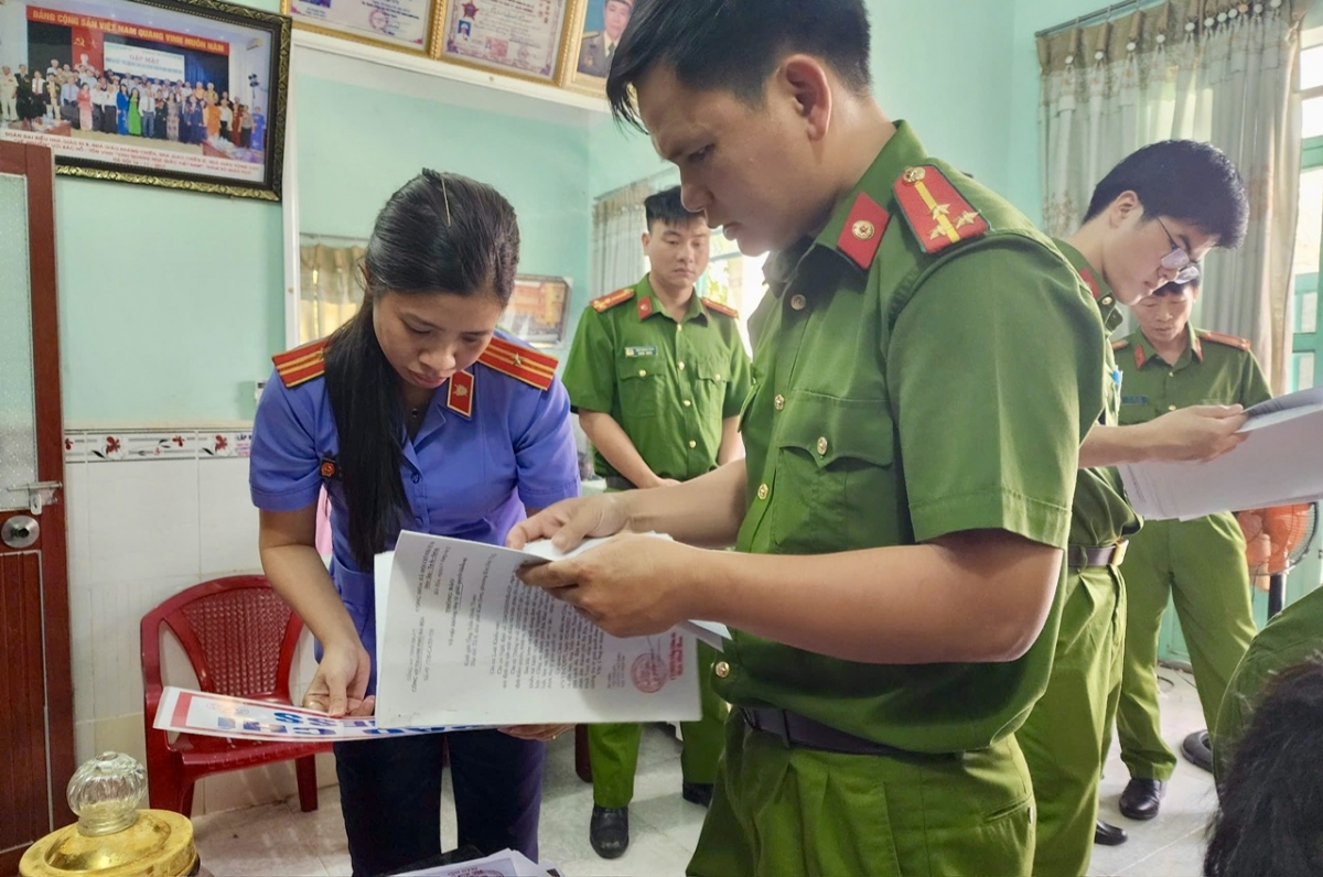 Các cơ quan chức năng khám xét nơi ở của Trần Đình Toan