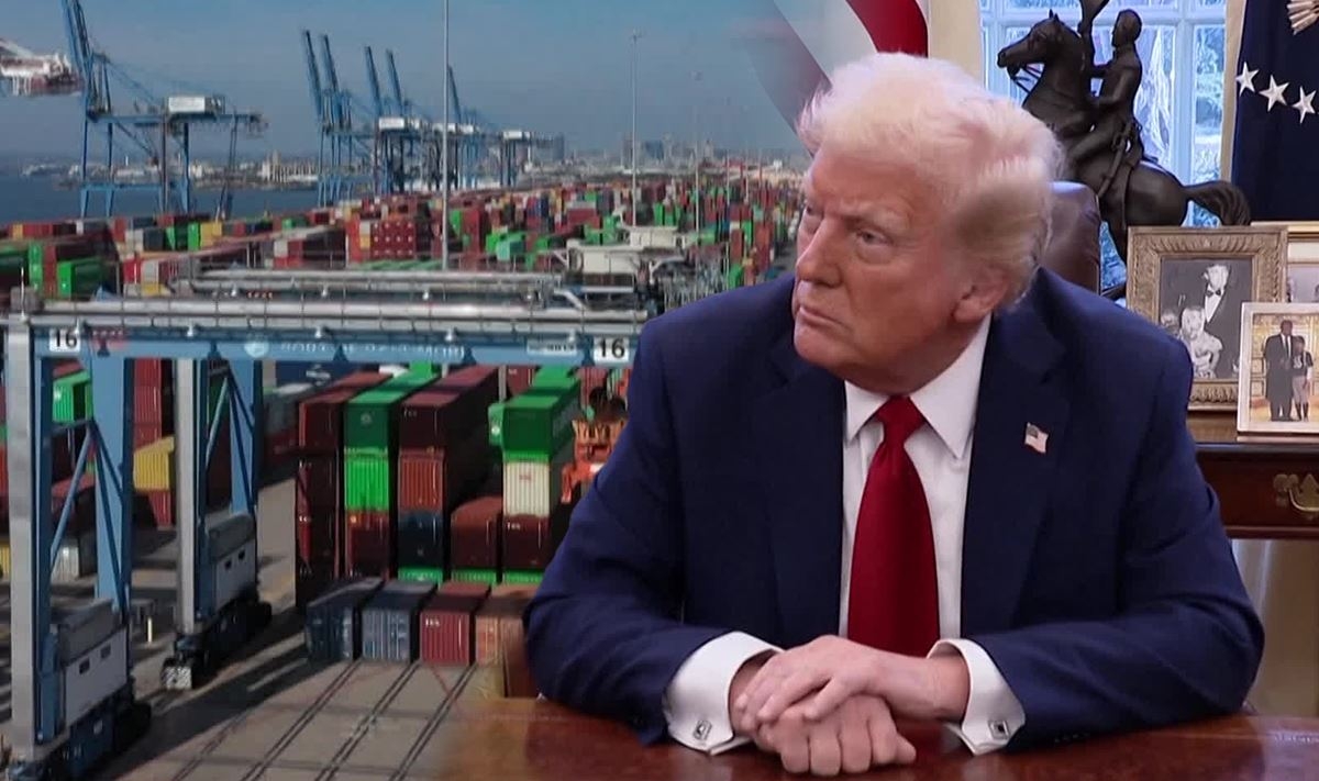 Tổng thống Mỹ Donald Trump ký 3 sắc lệnh để áp thuế đối với hàng nhập khẩu từ Canada và Mexico và tăng thuế 10% đối với hàng hóa từ Trung Quốc. Ảnh: KBS