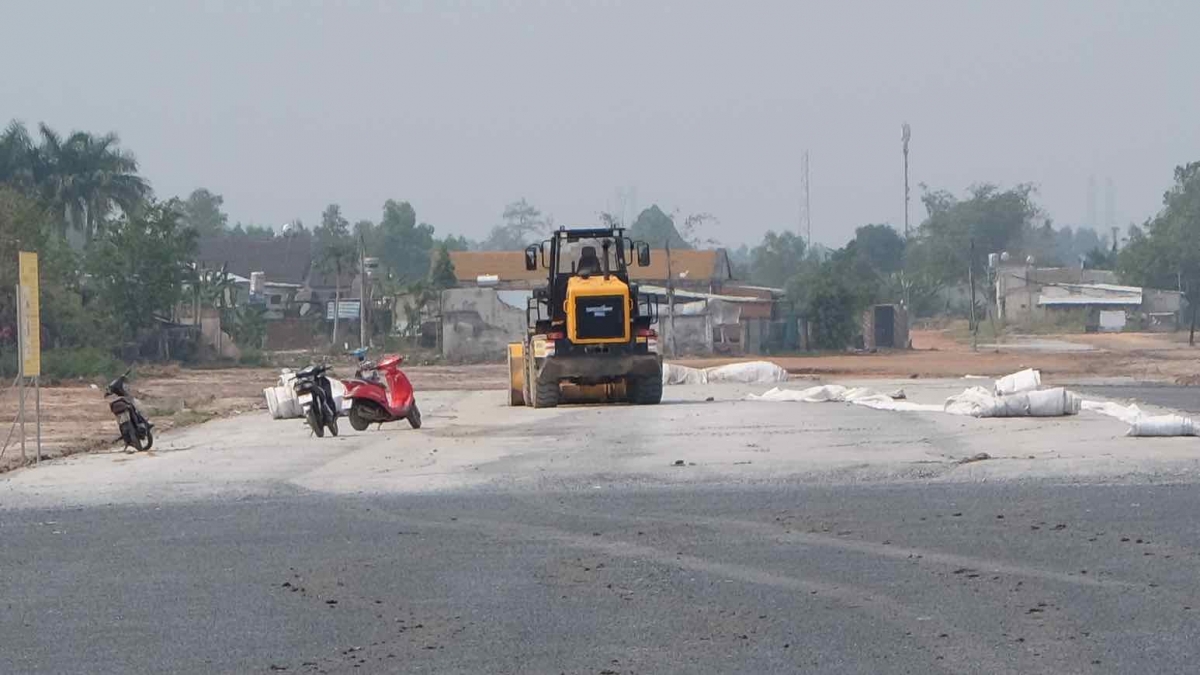 Nhiều nhà thầu huy động thiếu máy móc, phương tiện thi công (Ảnh: Duy Phương)