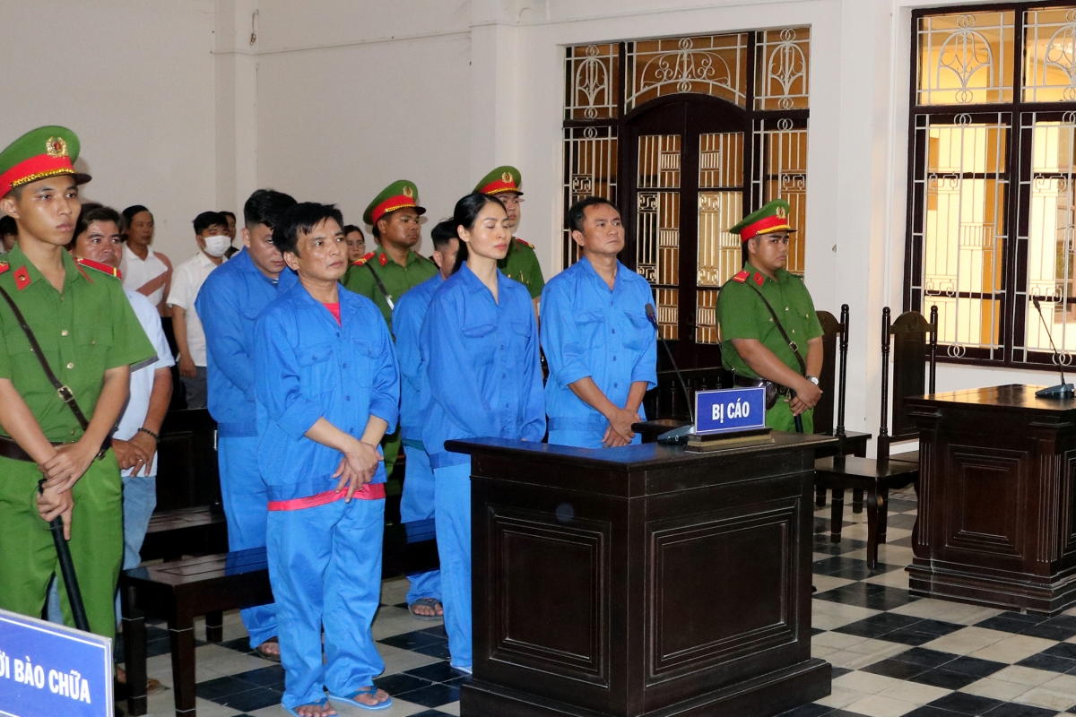Trần Lập Nghĩa (áo xanh lam, bìa phải) và các bị cáo nghe Hội đồng xét xử tuyên án