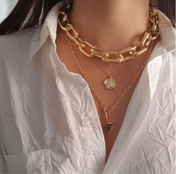 Những chiếc vòng cổ quá to, khuyên tai quá dài, túi xách có thiết kế quá rườm rà có thể làm giảm đi sự thanh lịch của bạn (Ảnh: Pinterest)