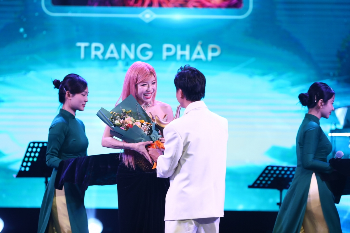 Nữ ca sĩ của năm xướng tên Trang Pháp.