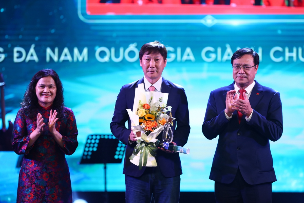 HLV Kim Sang Sik đại diện cho đội tuyển bóng đá Việt Nam lên sân khấu nhận giải thưởng hạng mục "Chiến tích thể thao của năm".
