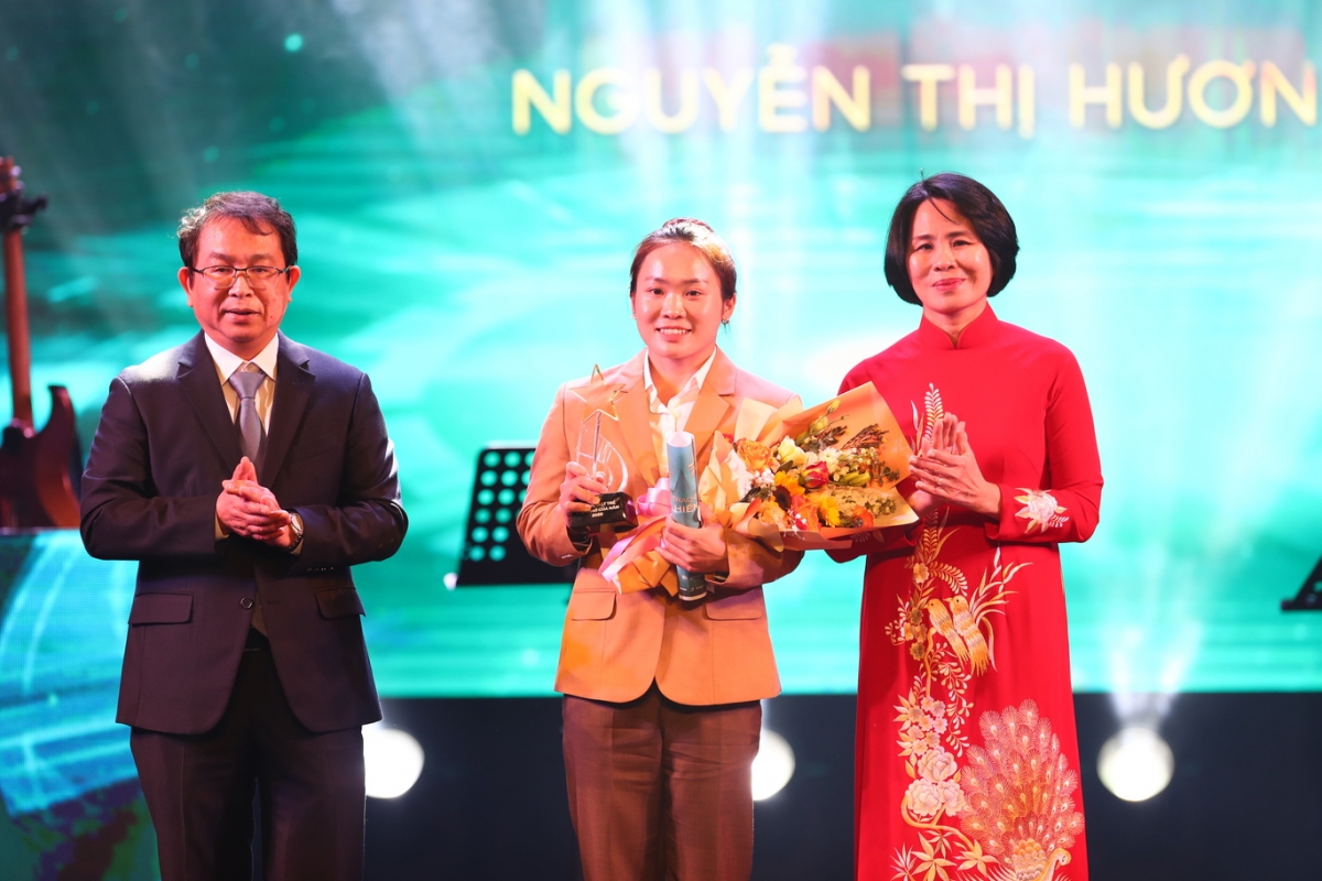 Giải Gương mặt trẻ thể thao của năm thuốc về Nguyễn Thị Hương. Nguyễn Thị Hương (Canoeing) với những thành tích nổi bật: Giành suất dự Olympic Paris 2024; HCV giải vô địch châu Á; 1 HCV giải vô địch U23 châu Á; 3 HCV vô địch Đông Nam Á...