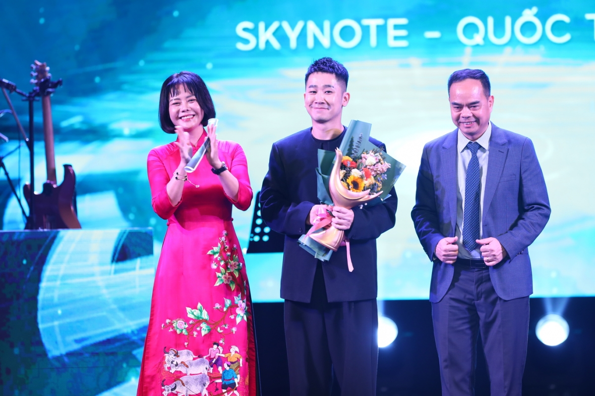 Đạo diễn Thu Hoài và Nhà báo Trần Đăng Sơn - Phó Tổng biên tập báo Thể thao và Văn hóa lên sân khấu công bố kết quả và trao giải hạng mục Chương trình của năm. Chương trình của năm thuốc về SKYNote - Ca sĩ Quốc Thiên.