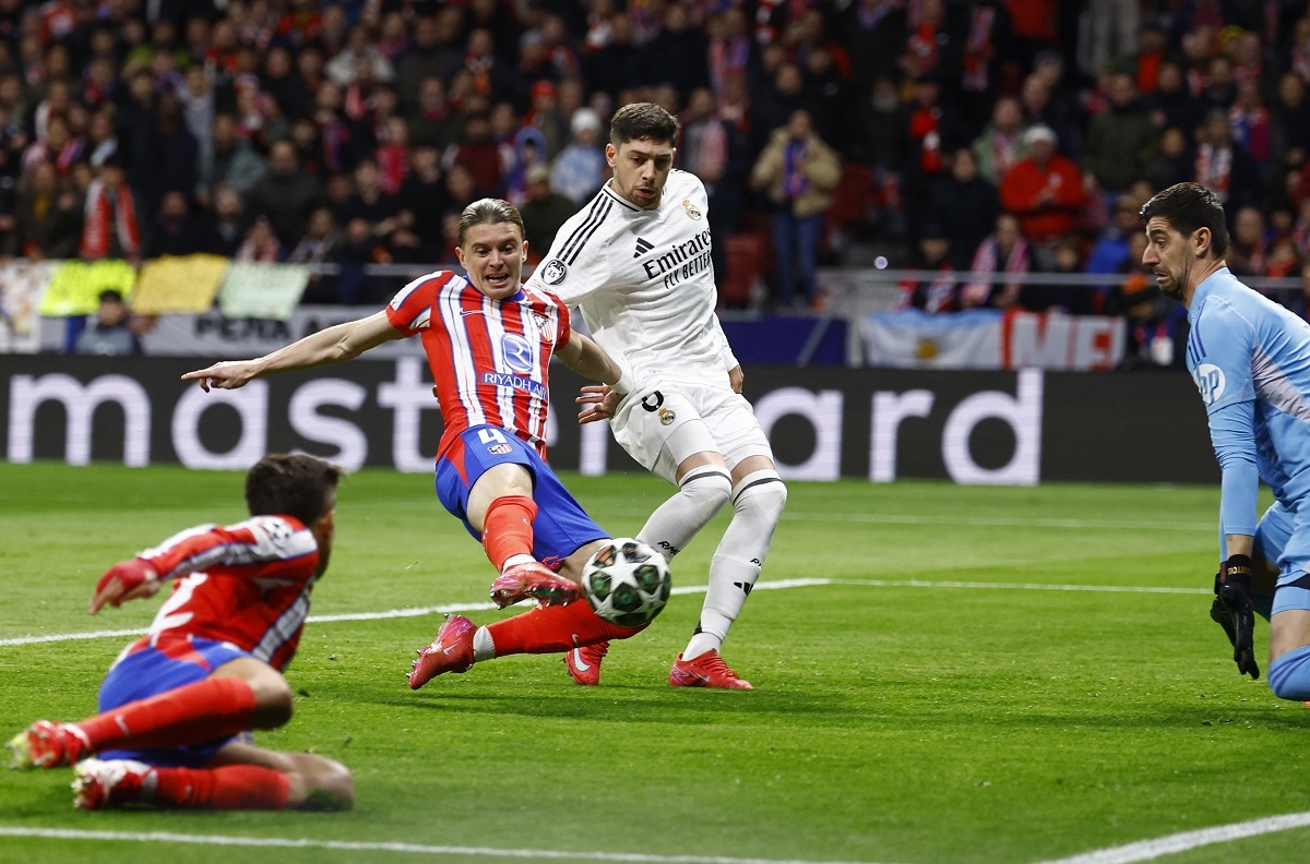 Khoảnh khắc ghi bàn của Gallagher. (Ảnh: Reuters). 