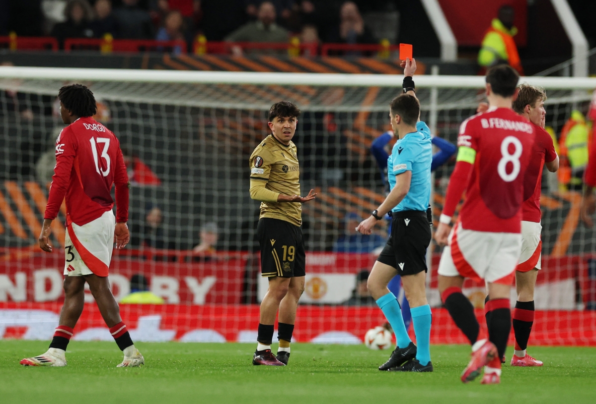 Trọng tài rút thẻ đỏ cho Aramburu. (Ảnh: Reuters). 